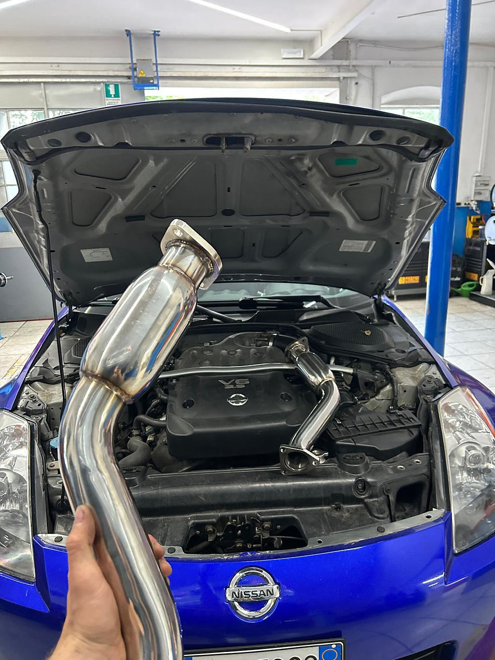 Un intervento in SpeedGarage su una Nissan 350Z, con il cofano aperto